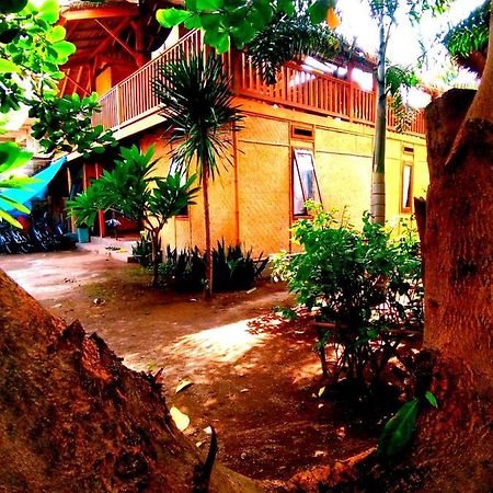 Lima Bintang Hotel กีลีตราวางัน ภายนอก รูปภาพ
